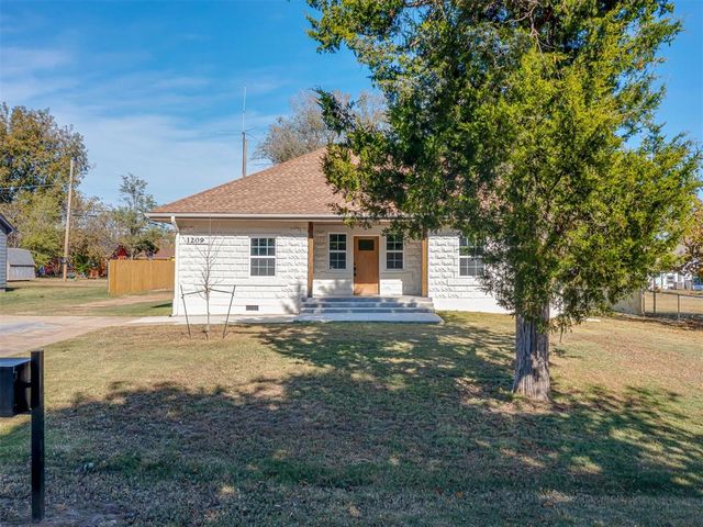 1209 E Oak Street, El Reno, OK 73036
