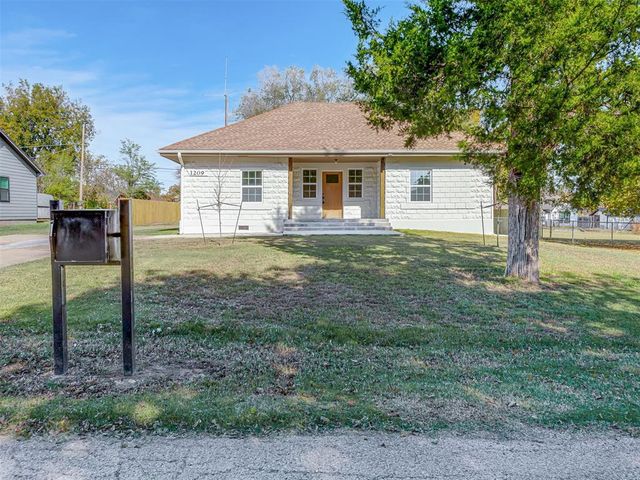 1209 E Oak Street, El Reno, OK 73036