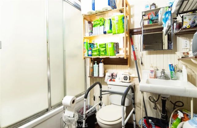 2006 12th, Los Angeles, CA 90006