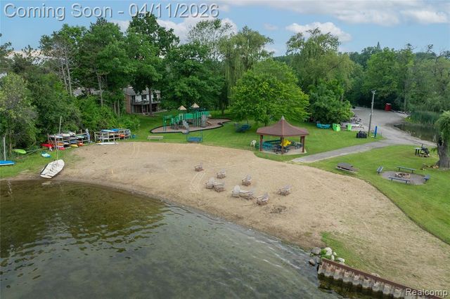 4683 Maura Lane, West Bloomfield, MI 48323