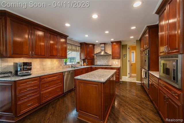 4683 Maura Lane, West Bloomfield, MI 48323