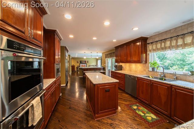 4683 Maura Lane, West Bloomfield, MI 48323
