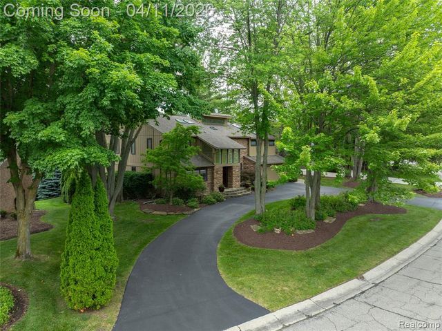 4683 Maura Lane, West Bloomfield, MI 48323