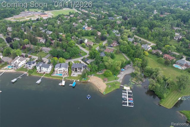 4683 Maura Lane, West Bloomfield, MI 48323