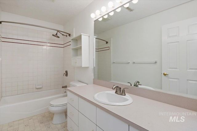 2298 Hillcrest Dr, Twin Falls, ID 83301