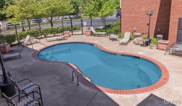 2632 McKnight Crossing Court, Rock Hill, MO 63124