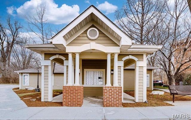2632 McKnight Crossing Court, Rock Hill, MO 63124