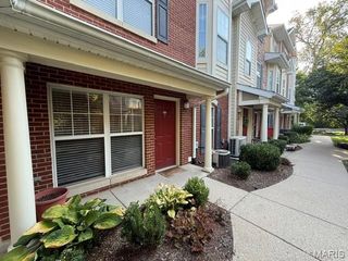 2632 McKnight Crossing Court, Rock Hill, MO 63124