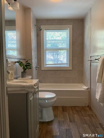 8 Rogers Place, Manchester, CT 06040