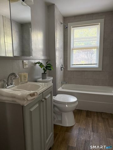 8 Rogers Place, Manchester, CT 06040