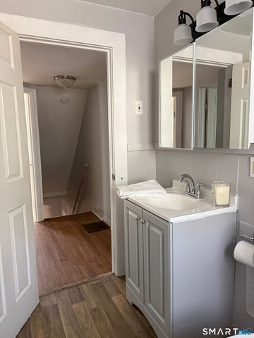 8 Rogers Place, Manchester, CT 06040