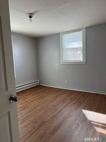 8 Rogers Place, Manchester, CT 06040