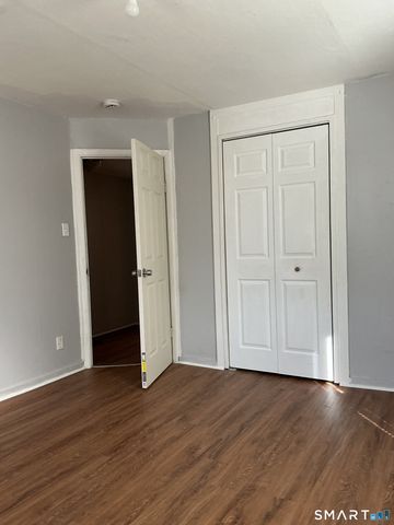 8 Rogers Place, Manchester, CT 06040