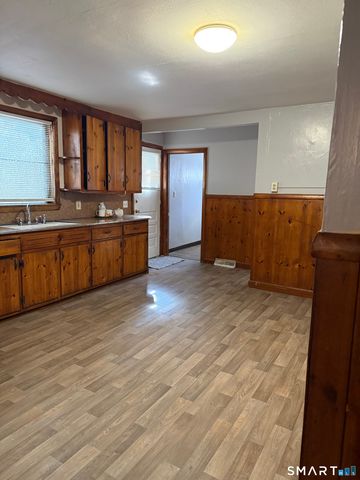 8 Rogers Place, Manchester, CT 06040