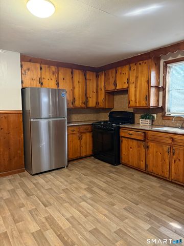 8 Rogers Place, Manchester, CT 06040