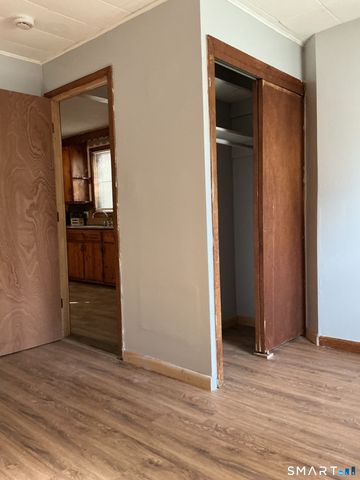 8 Rogers Place, Manchester, CT 06040