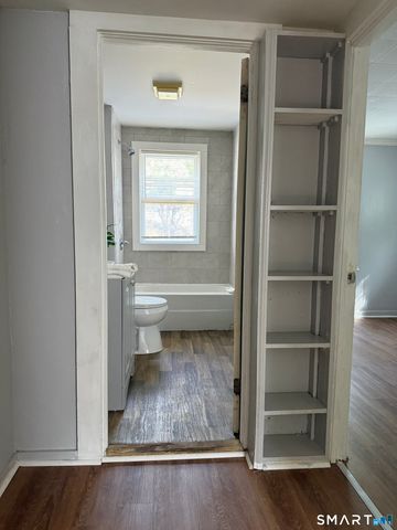 8 Rogers Place, Manchester, CT 06040