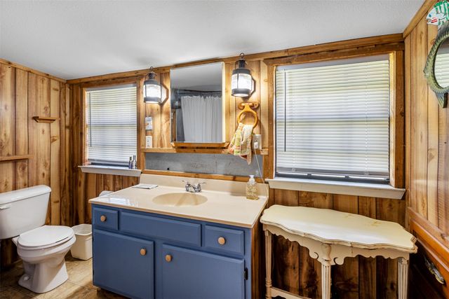 1725 Oak Shore Drive, Tool, TX 75143