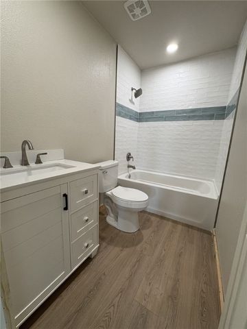 380 West Live Oak Ln, Rockport, TX 78382