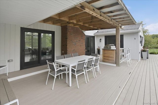 4 Stillwaters Lane, Westhampton Beach, NY 11978