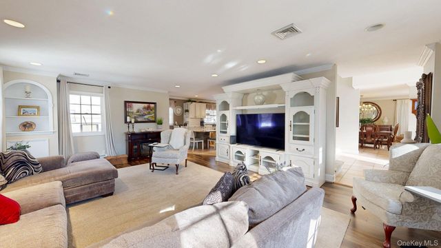 6 Bea Street, Lake Grove, NY 11755