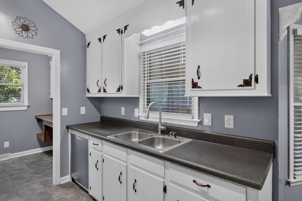 Image 10 of property listing at 295 Forest Circle, Summerville, SC 29483
