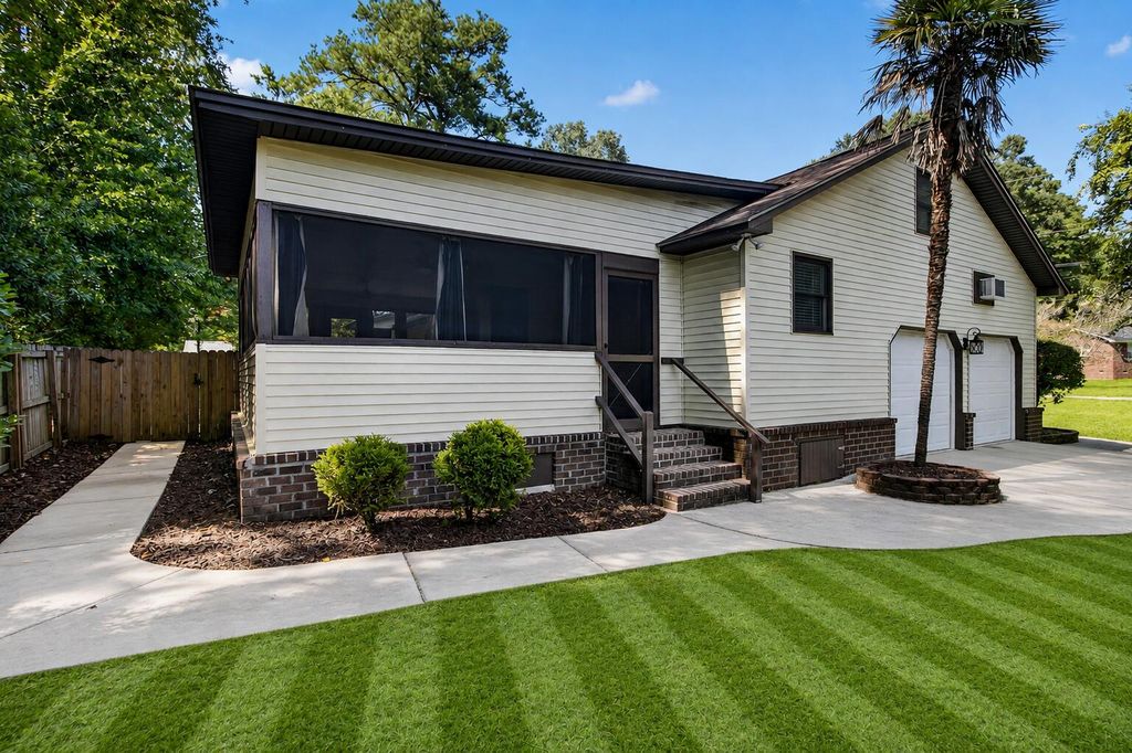 Image 2 of property listing at 295 Forest Circle, Summerville, SC 29483