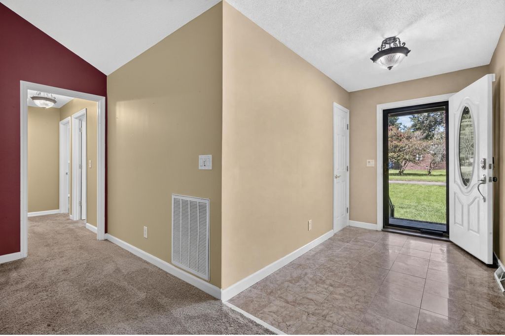 Image 5 of property listing at 295 Forest Circle, Summerville, SC 29483