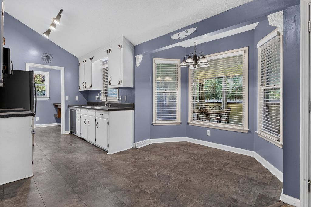 Image 8 of property listing at 295 Forest Circle, Summerville, SC 29483