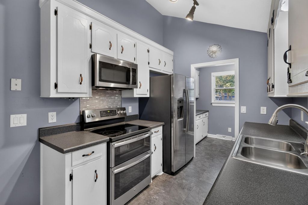 Image 9 of property listing at 295 Forest Circle, Summerville, SC 29483