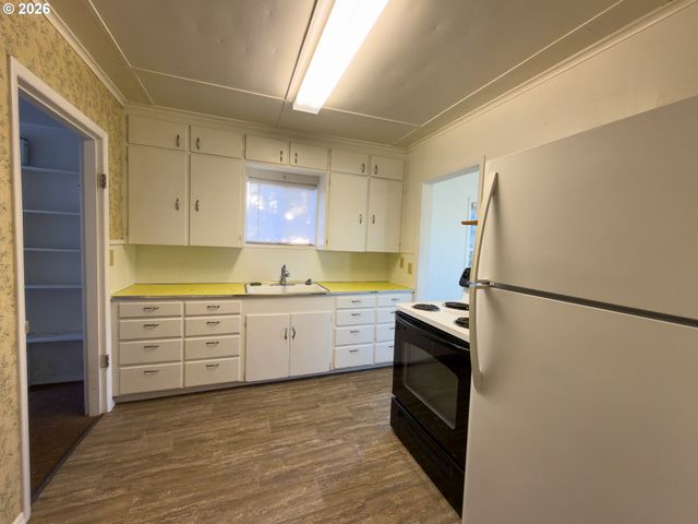 1233 ALABAMA Ave Se, Bandon, OR 97411