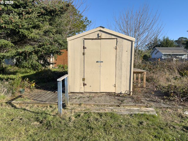 1233 ALABAMA Ave Se, Bandon, OR 97411