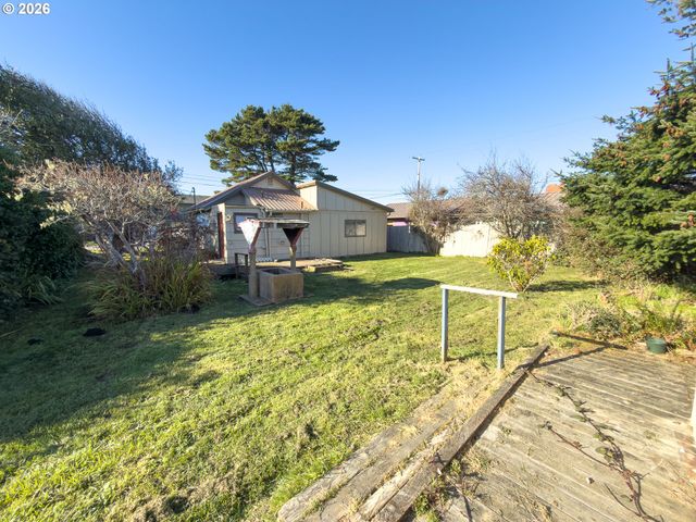 1233 ALABAMA Ave Se, Bandon, OR 97411