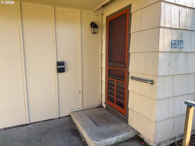 1233 ALABAMA Ave Se, Bandon, OR 97411