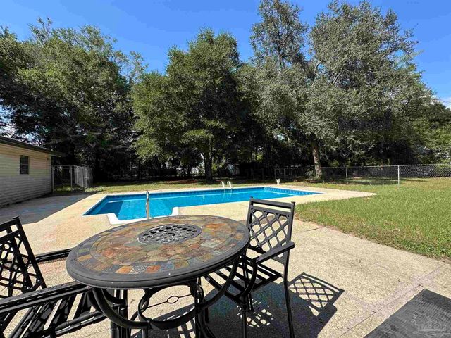 6736 Nichols Dr, Milton, FL 32570
