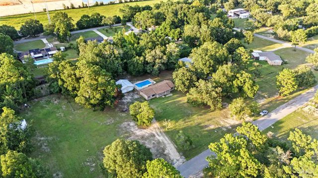 6736 Nichols Dr, Milton, FL 32570