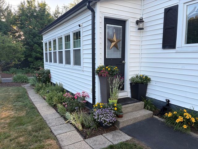 26 Monatiquot St, Weymouth, MA 02191