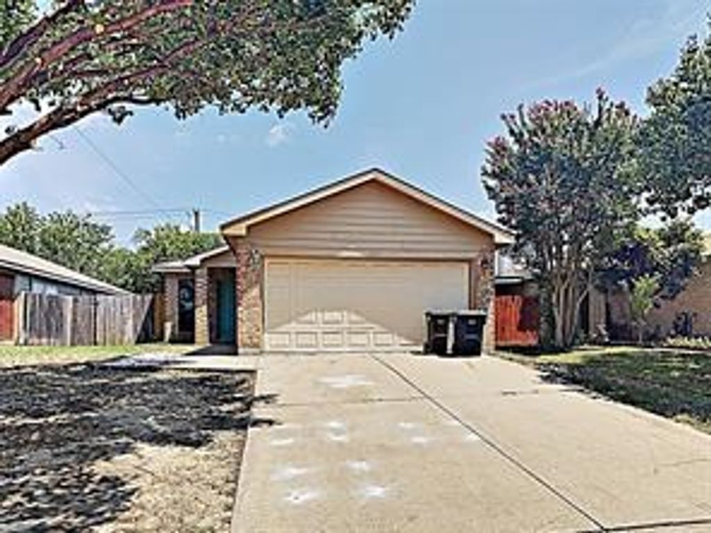 1021 Olivewood Lane, Fort Worth, TX 76140