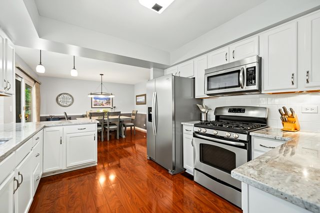 6930 Blue Flag Avenue, Woodridge, IL 60517