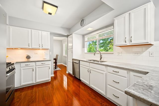 6930 Blue Flag Avenue, Woodridge, IL 60517