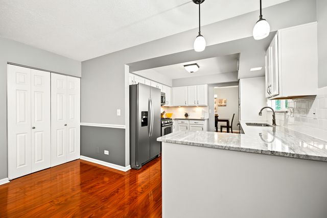 6930 Blue Flag Avenue, Woodridge, IL 60517