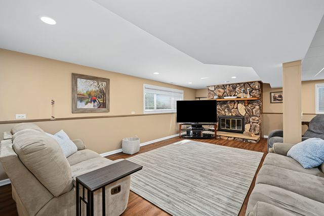 6930 Blue Flag Avenue, Woodridge, IL 60517