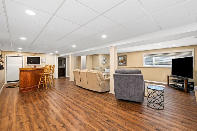 6930 Blue Flag Avenue, Woodridge, IL 60517