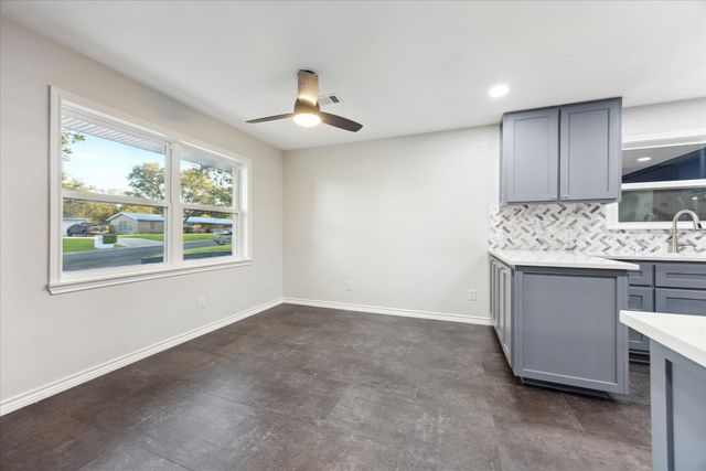 1305 W 1st ST, Lampasas, TX 76550