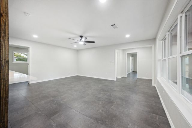 1305 W 1st ST, Lampasas, TX 76550