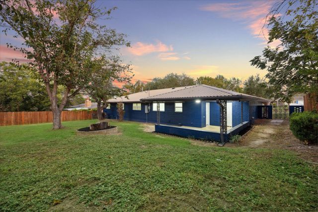 1305 W 1st ST, Lampasas, TX 76550