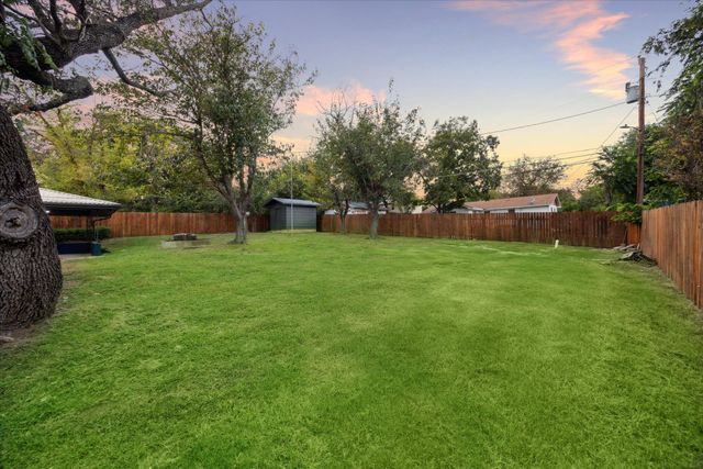 1305 W 1st ST, Lampasas, TX 76550