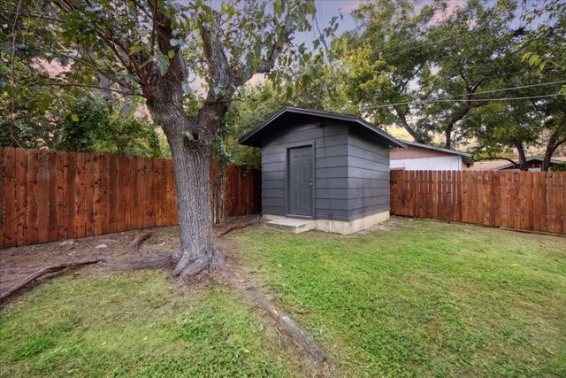 1305 W 1st ST, Lampasas, TX 76550