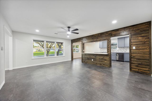 1305 W 1st ST, Lampasas, TX 76550