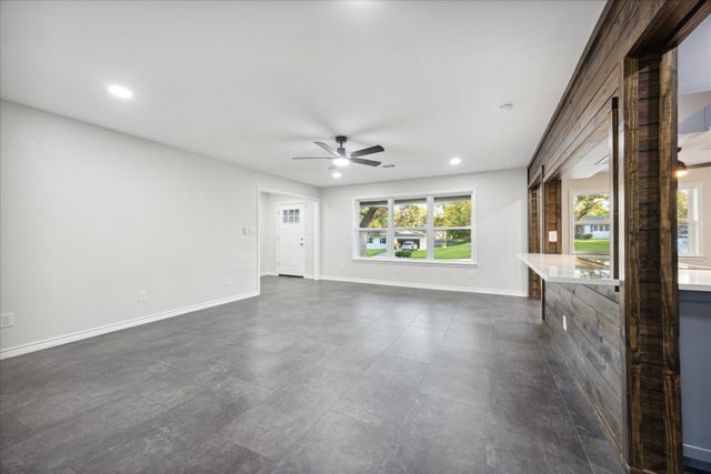 1305 W 1st ST, Lampasas, TX 76550